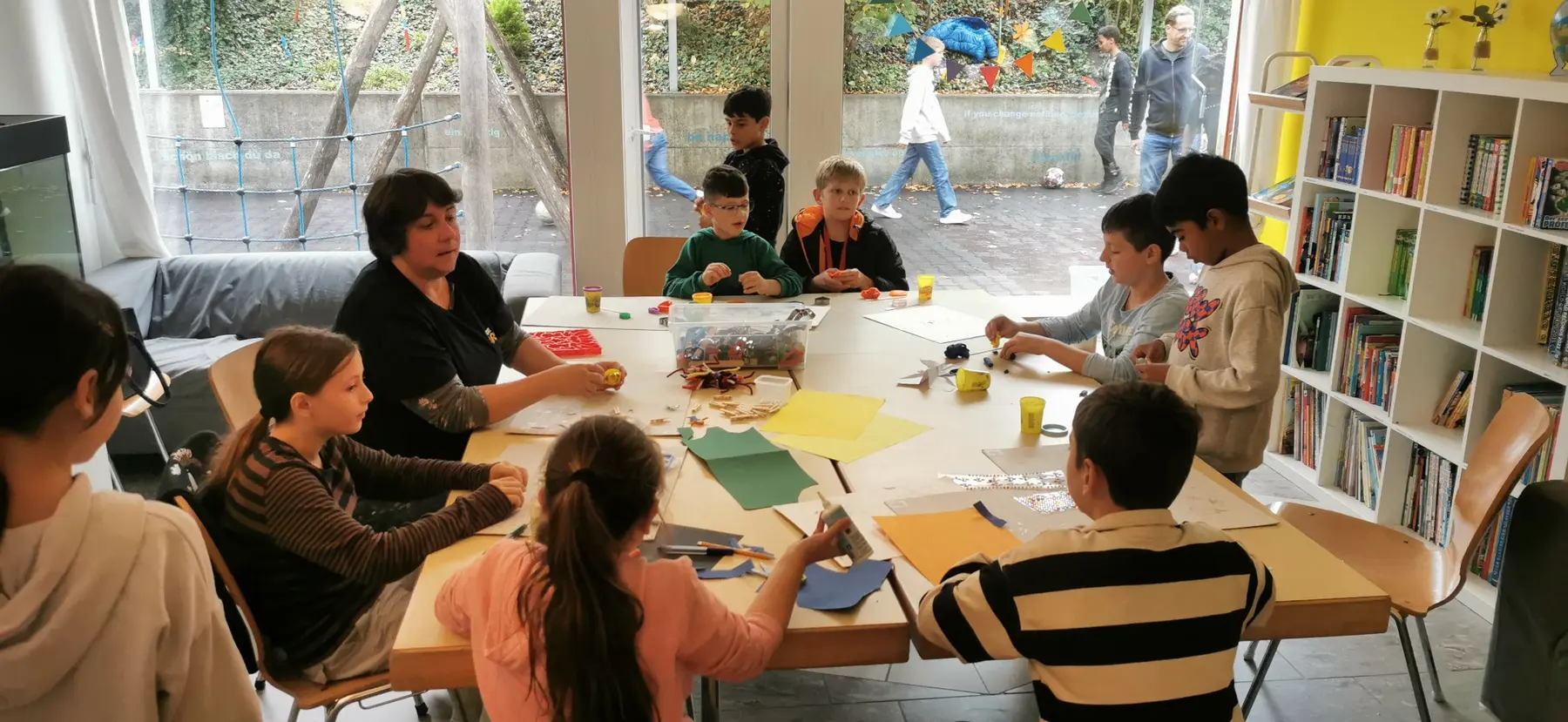 Kinder arbeiten gemeinsam an einem Kreativprojekt