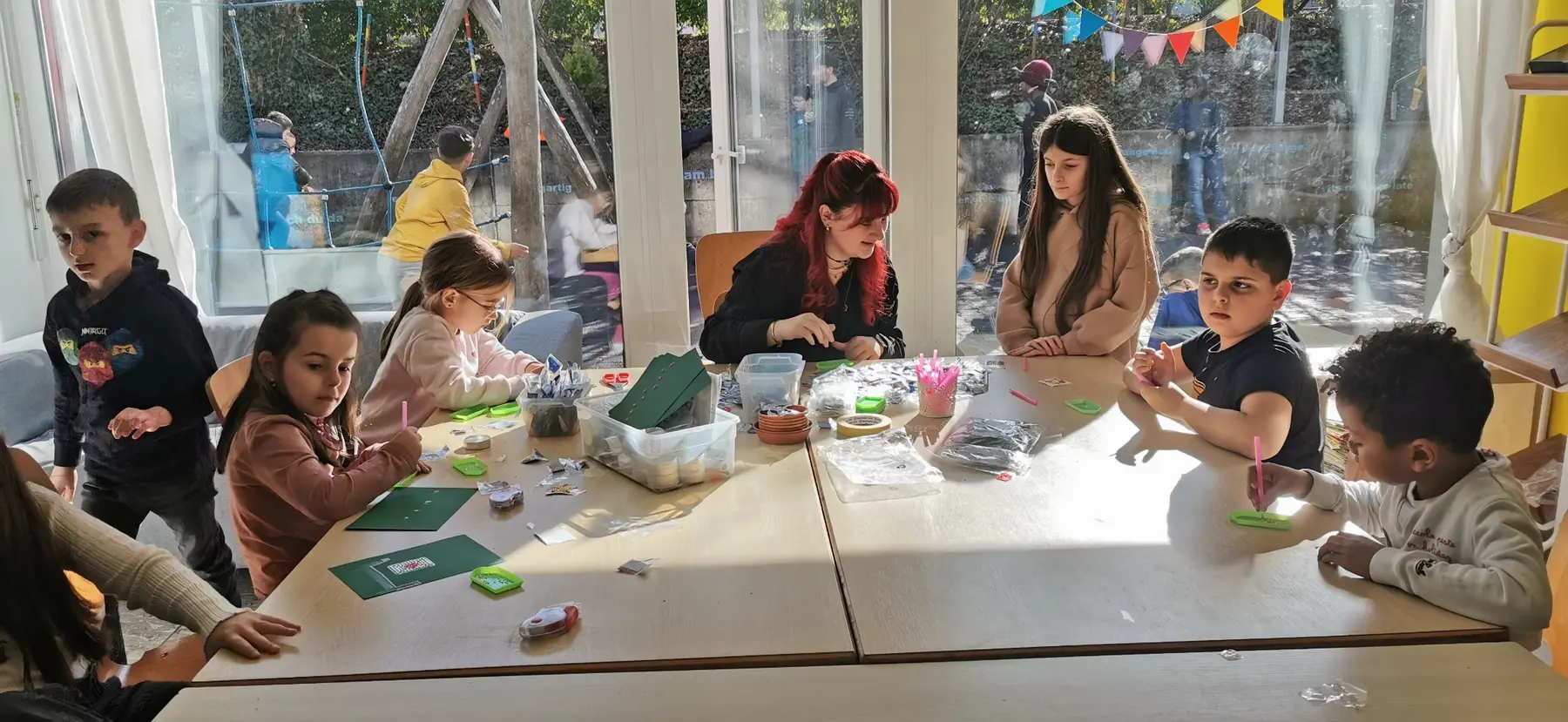 Kinder basteln gemeinsam im Offenen Treff der ARCHE