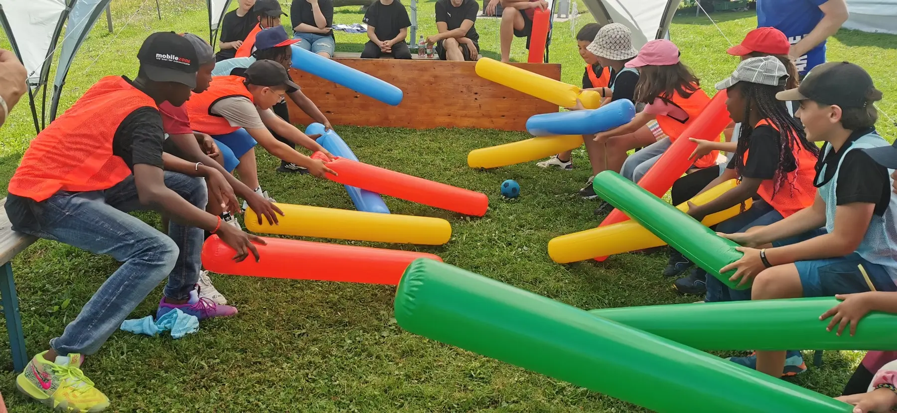 Kinder spielen gemeinsam bei einem ARCHE-Ferienangebot