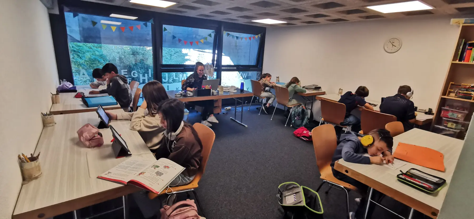 Kinder arbeiten konzentriert in der Hausaufgabenhilfe