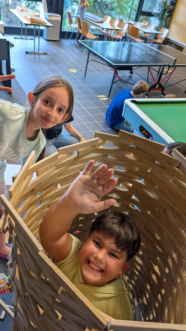 Ein Kind baut konzentriert mit Holzplättchen