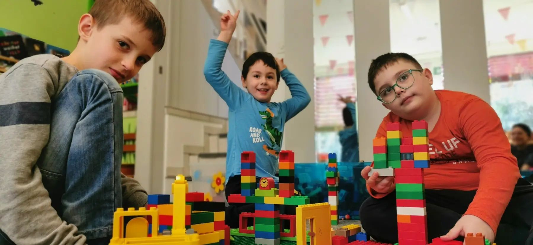 Kinder bauen und spielen gemeinsam in der Spielgruppe