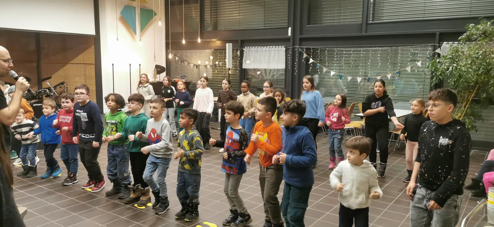 Viele Kinder erleben einen gemeinsamen ARCHE-Anlass