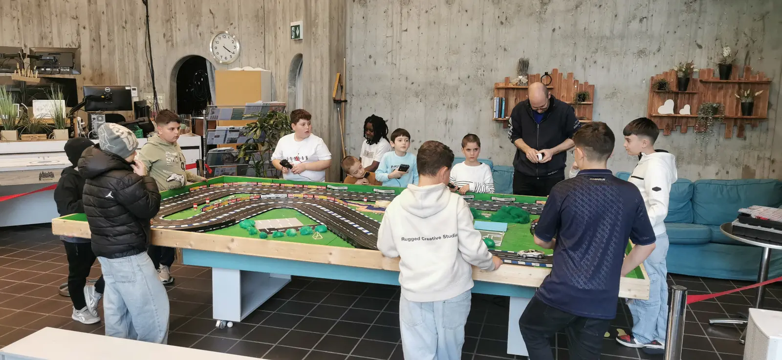 Kinder spielen gemeinsam im Offenen Treff